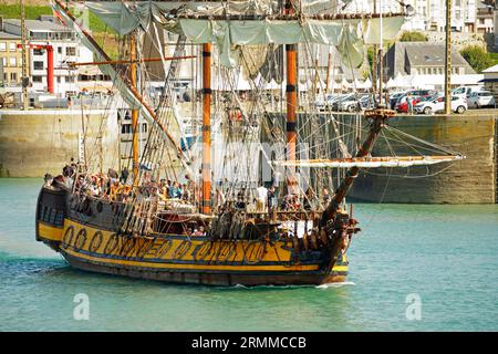 Shtandart Fregatte in Granville (Manche, Normandie, Frankreich) während des Voiles de Travail Festivals. Stockfoto