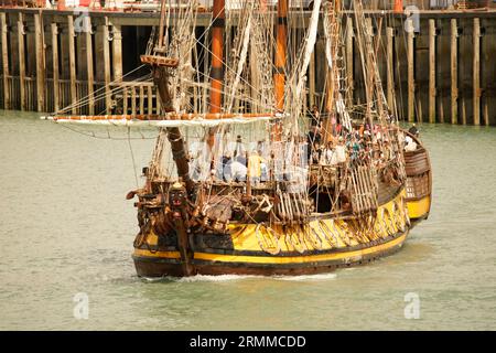 Shtandart Fregatte in Granville (Manche, Normandie, Frankreich) während des Voiles de Travail Festivals. Stockfoto