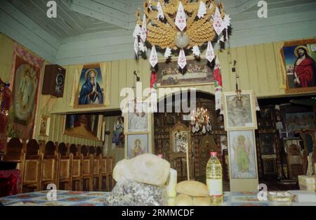 Suceava County, Rumänien, ca. 2000. Das Innere des Klosters Rarau aus dem 15. Jahrhundert. Stockfoto