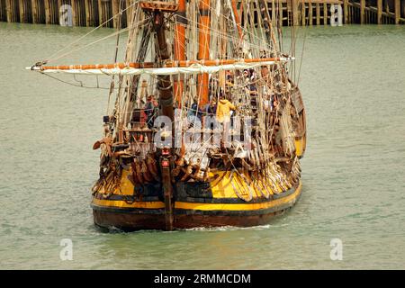 Shtandart Fregatte in Granville (Manche, Normandie, Frankreich) während des Voiles de Travail Festivals. Stockfoto