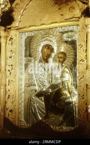 Kloster Rarau, Kreis Suceava, Rumänien, ca. 2000. Orthodoxe Ikone, die die Mutter Gottes mit dem Heiligen Kind darstellt, gilt als WunderwerkIkone. Stockfoto