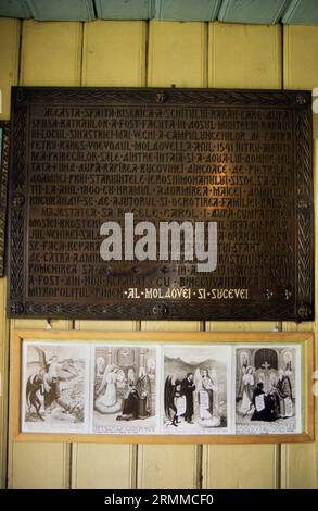 Suceava County, Rumänien, ca. 2000. Inschrift zur Geschichte des Klosters Rarau aus dem 15. Jahrhundert. Stockfoto