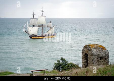 Shtandart Fregatte in Granville (Manche, Normandie, Frankreich) während des Voiles de Travail Festivals. Stockfoto