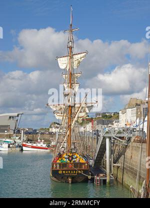 Shtandart Fregatte in Granville (Manche, Normandie, Frankreich) während des Voiles de Travail Festivals. Stockfoto