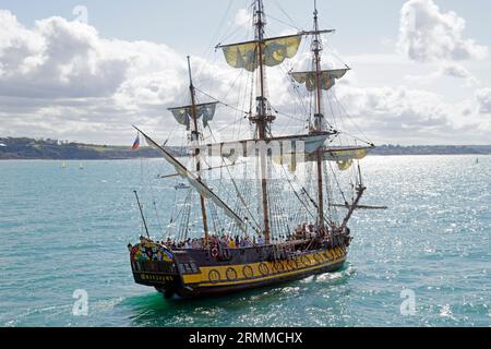 Shtandart Fregatte in Granville (Manche, Normandie, Frankreich) während des Voiles de Travail Festivals. Stockfoto