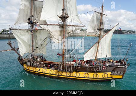 Shtandart Fregatte in Granville (Manche, Normandie, Frankreich) während des Voiles de Travail Festivals. Stockfoto