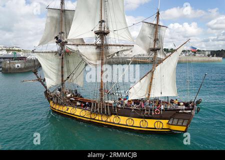 Shtandart Fregatte in Granville (Manche, Normandie, Frankreich) während des Voiles de Travail Festivals. Stockfoto