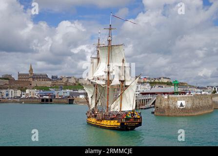 Shtandart Fregatte in Granville (Manche, Normandie, Frankreich) während des Voiles de Travail Festivals. Stockfoto