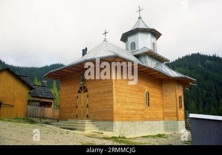 Suceava County, Rumänien, ca. 2000. Außenansicht des Klosters Rarau aus dem 15. Jahrhundert. Stockfoto