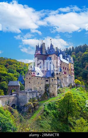 Die Burg Eltz ist eine der wenigen Burgen in Europa, die noch vollständig erhalten ist. Es ist auch eines der beliebtesten Reiseziele in Deutschland. Stockfoto