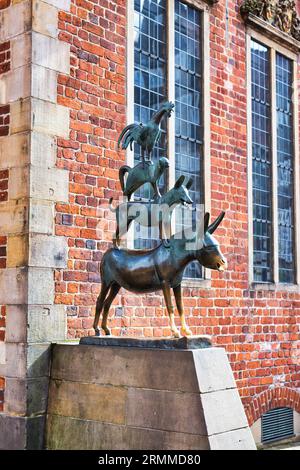 Eine Statue von Farmtieren in der Nähe eines Backsteingebäudes Stockfoto