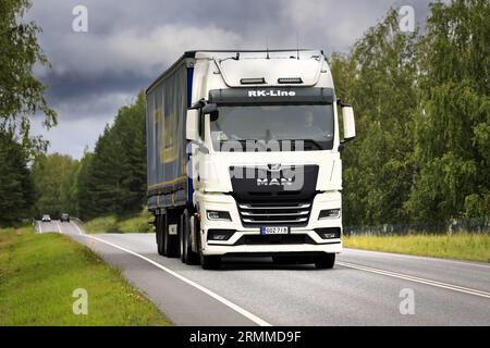 Der neue, weiße MAN TGX Truck zieht an einem bewölkten Sommertag einen Sattelanhänger auf der Autobahn. Salo, Finnland. August 25, 2023. Stockfoto