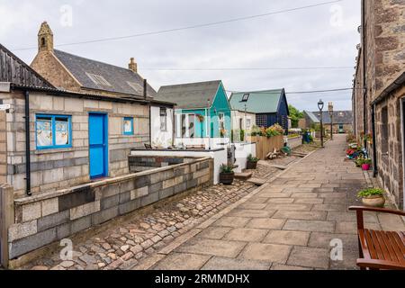 Kleine Fischerhäuser am Meer in der Nachbarschaft von Footdee in Aberdeen, Schottland. Stockfoto