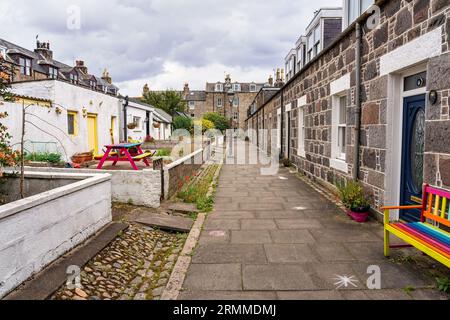 Kleine Fischerhäuser am Meer in der Nachbarschaft von Footdee in Aberdeen, Schottland. Stockfoto