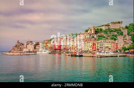 Panoramablick auf Porto Venere mit Kirche San Pierto (links) und Castello Doria (rechts). Stockfoto