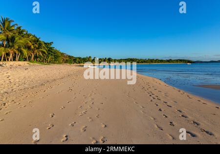 Nacula, Fidschi: 26. Mai 2023: Boote in der atemberaubenden blauen Lagune Strand auf der Yasawa Insel in Fidschi im Südpazifik Stockfoto