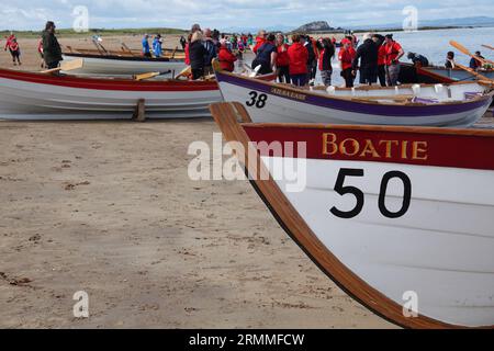 St. Ayles Skiffs an der Küste warten auf die Fahrt in der North Berwick Rowing Regatta Stockfoto