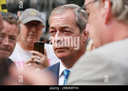 London, Großbritannien. 29. August 2023. Der ehemalige UKIP-Führer Nigel Farage bei einem "Stop ULEZ"-Protest vor der Downing Street. Das umstrittene ULEZ-System des Londoner Bürgermeisters Sadiq Khan wird von heute an auf den Großraum London ausgeweitet und verlangt von Menschen mit nicht konformen Fahrzeugen, dass sie bei Fahrten durch die Hauptstadt 12,50 £ pro Tag zahlen. Quelle: Waldemar Sikora / Alamy Live News Stockfoto