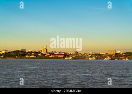 Wunderschöner Blick auf die Skyline der Stadt Porto Velho bei Dämmerung am sonnigen Sommertag vom Madeira River in Amazon, Rondonia, Brasilien. Stockfoto