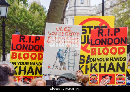 London, Großbritannien. 29. August 2023. Demonstranten halten Anti-ULEZ-Plakate während der Demonstration. Anti-ULEZ-Demonstranten versammeln sich vor der Downing Street, während die Erweiterung der ULEZ (Ultra Low Emission Zone) in Kraft tritt. Quelle: SOPA Images Limited/Alamy Live News Stockfoto