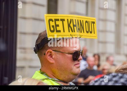 London, Großbritannien. 29. August 2023. Ein Demonstrant steht mit einem Schild gegen den Londoner Bürgermeister Sadiq Khan während der Demonstration. Anti-ULEZ-Demonstranten versammeln sich vor der Downing Street, während die Erweiterung der ULEZ (Ultra Low Emission Zone) in Kraft tritt. Quelle: SOPA Images Limited/Alamy Live News Stockfoto