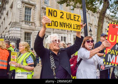 London, Großbritannien. 29. August 2023. Ein Demonstrant hält während der Demonstration ein Anti-ULEZ-Plakat. Anti-ULEZ-Demonstranten versammeln sich vor der Downing Street, während die Erweiterung der ULEZ (Ultra Low Emission Zone) in Kraft tritt. Quelle: SOPA Images Limited/Alamy Live News Stockfoto
