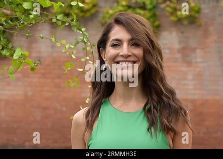 Caterina Murino kommt am Dock des Hotel Excelsior am Lido von Venedig zum 80. Filmfestival von Venedig 2023 an. (Foto: Mario Cartelli/SOPA Images/SIPA USA) Stockfoto