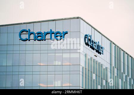 Stamford, CT - 7. April 2023: Hauptsitz der Spectrum Cable Muttergesellschaft Charter Communications Offices und Logo in Connecticut Sunset Stockfoto