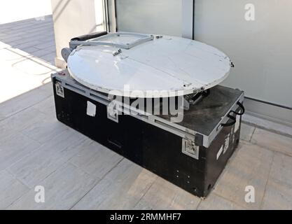 Tragbare, zusammenklappbare, mobile Satellitenschüssel mit Mikrowelle, TV Broadcast Link Stockfoto