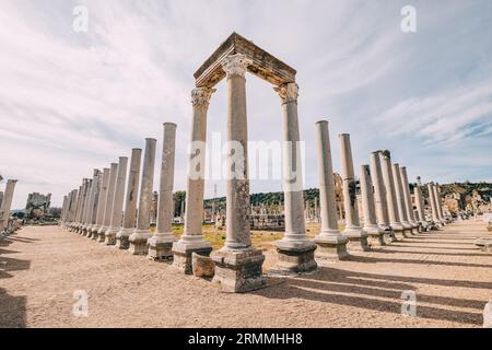Inmitten der Ruinen von Perges griechischem Tempel in Antalya, Türkei, spiegelt sich die Geschichte durch alte Steine und hoch aufragende Säulen wider. Stockfoto