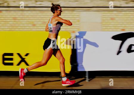 Läuferin beim Marathon-Lauf der Leichtathletik-Weltmeisterschaften auf der Stadtstraße in Budapest am 26. August. Sport, Wettbewerb, aktiver Lebensstil. Stockfoto
