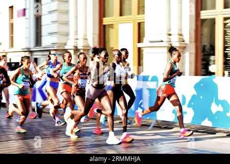 Gruppe von Läuferinnen beim Marathon-Lauf der Leichtathletik-Weltmeisterschaften in Budapest am 26. August 2023. Stadtstraße. Sport, aktiver Lebensstil Stockfoto