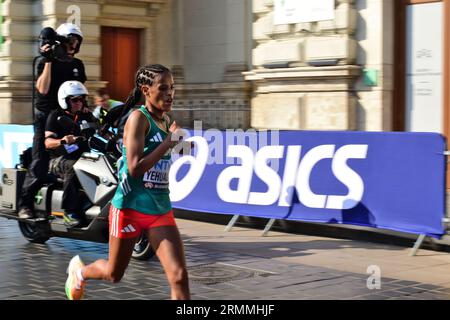 Läuferin beim Marathon-Lauf der Leichtathletik-Weltmeisterschaften auf der Stadtstraße in Budapest am 26. August. Sport, Wettbewerb, aktiver Lebensstil Stockfoto