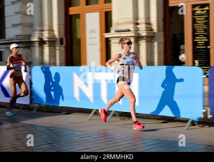 Läuferinnen beim Marathon der Leichtathletik-Weltmeisterschaften in Budapest am 26. August auf der Stadtstraße. Sport, Wettbewerb, aktiver Lebensstil Stockfoto