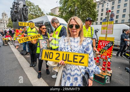 London, Großbritannien. 29. August 2023. Ein Stopp der ULEZ (Ultra Low Emission Zone) am Tag, an dem die erweiterte Zone in London eintrifft. Es ist auch Anti-Sadiq Khan (Bürgermeister von London) Protest in Whitehall außerhalb der Downing Street. Guy Bell/Alamy Live News Stockfoto