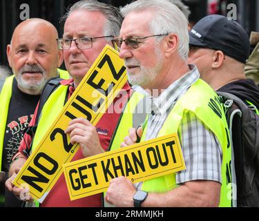Westminster, London, Großbritannien. 29. August 2023. Demonstranten gegen ULEZ, die Ultra Low Emission Zone, treffen sich an dem Tag, an dem die erweiterte ULEZ-Zone in Kraft getreten ist, gegenüber der Downing Street in Whitehall. Viele erheben ihre Stimme nicht nur gegen die Anklage, sondern auch gegen den Londoner Bürgermeister Sadiq Khan. Quelle: Imageplotter/Alamy Live News Stockfoto