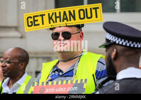 Westminster, London, Großbritannien. 29. August 2023. Demonstranten gegen ULEZ, die Ultra Low Emission Zone, treffen sich an dem Tag, an dem die erweiterte ULEZ-Zone in Kraft getreten ist, gegenüber der Downing Street in Whitehall. Viele erheben ihre Stimme nicht nur gegen die Anklage, sondern auch gegen den Londoner Bürgermeister Sadiq Khan. Quelle: Imageplotter/Alamy Live News Stockfoto