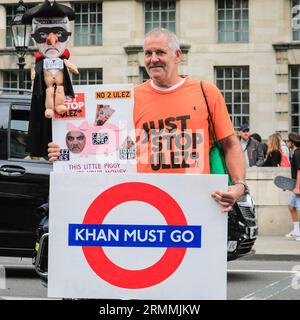 Westminster, London, Großbritannien. 29. August 2023. Demonstranten gegen ULEZ, die Ultra Low Emission Zone, treffen sich an dem Tag, an dem die erweiterte ULEZ-Zone in Kraft getreten ist, gegenüber der Downing Street in Whitehall. Viele erheben ihre Stimme nicht nur gegen die Anklage, sondern auch gegen den Londoner Bürgermeister Sadiq Khan. Quelle: Imageplotter/Alamy Live News Stockfoto