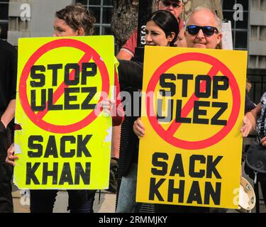 Westminster, London, Großbritannien. 29. August 2023. Demonstranten gegen ULEZ, die Ultra Low Emission Zone, treffen sich an dem Tag, an dem die erweiterte ULEZ-Zone in Kraft getreten ist, gegenüber der Downing Street in Whitehall. Viele erheben ihre Stimme nicht nur gegen die Anklage, sondern auch gegen den Londoner Bürgermeister Sadiq Khan. Quelle: Imageplotter/Alamy Live News Stockfoto