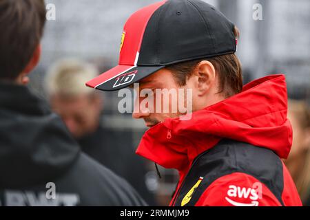 Zandvoort, Mezzolombardo, Niederlande. 27. August 2023. Der monegassische Fahrer Charles Leclerc ( Scuderia Ferrari) ist im Paddock vor dem FIA Formel 1 Grand Prix 2023 auf dem Zandvoort Circuit in Zandvoort, Niederlande, zu sehen (Credit Image: © Daisy Facinelli/ZUMA Press Wire) NUR REDAKTIONELLE VERWENDUNG! Nicht für kommerzielle ZWECKE! Stockfoto