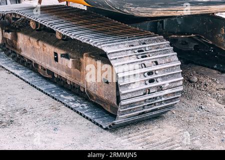 Ein schweres Baufahrzeug wie ein Planierschild zeigt seine robusten Maschinen und Stahlketten, während es die Erde bewegt. Stockfoto