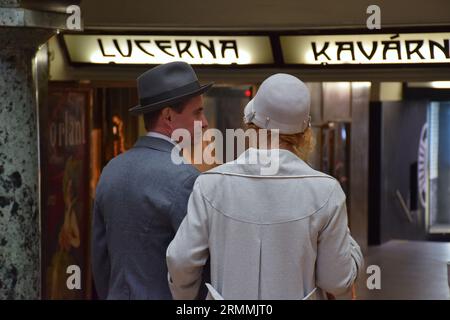 Lucerna Palace Mall - Prag. Hier finden Sie die berühmte Statue von König Wenzel, der auf einem verkehrten toten Pferd reitet. Stockfoto