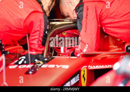 Zandvoort, Mezzolombardo, Niederlande. 27. August 2023. Der monegassische Fahrer Charles Leclerc ( Scuderia Ferrari) ist vor dem FIA Formel 1 Grand Prix 2023 auf dem Zandvoort Circuit in Zandvoort, Niederlande, in der Garage zu sehen (Credit Image: © Daisy Facinelli/ZUMA Press Wire) NUR REDAKTIONELLE VERWENDUNG! Nicht für kommerzielle ZWECKE! Stockfoto