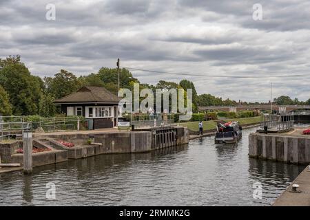 Molesey Lock in der Nähe der Hampton Court Bridge an der Themse in Surrey Stockfoto