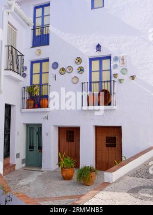 Frigiliana, dreistöckiges Haus mit spanischer Keramik und Teller, Nerja, Provinz Malaga, Andalusien, Spanien. Stockfoto