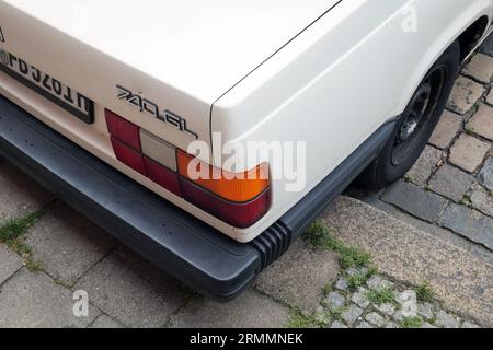 Der alte Volvo 740 hat auf einer Straße geparkt. Detail auf der Rückseite. Stockfoto