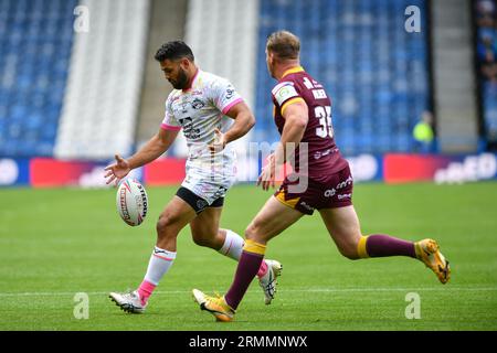 Huddersfield, England - 25. August 2023 Rhyse Martin (12) von Leeds Rhinos Kicks. Rugby League Betfred Super League, Huddersfield Giants vs Leeds Rhinos im John Smith's Stadium, Huddersfield, Großbritannien Stockfoto