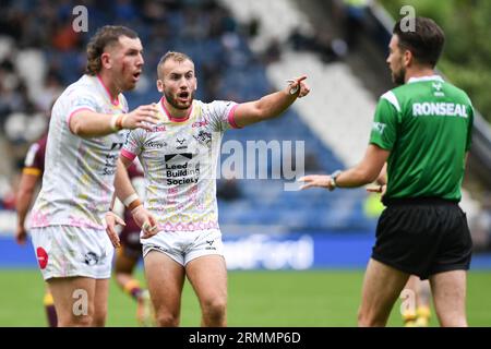 Huddersfield, England - 25. August 2023 Jarrod O’Connor (14) aus Leeds Rhinos reagiert auf den Schiedsrichter Marcus Griffiths über Jake Connor (1) aus Huddersfield Giants kontroverser Drop Kick. Rugby League Betfred Super League, Huddersfield Giants vs Leeds Rhinos im John Smith's Stadium, Huddersfield, Großbritannien Stockfoto