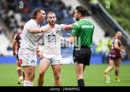 Huddersfield, England - 25. August 2023 Jarrod O’Connor (14) aus Leeds Rhinos reagiert auf den Schiedsrichter Marcus Griffiths über Jake Connor (1) aus Huddersfield Giants kontroverser Drop Kick. Rugby League Betfred Super League, Huddersfield Giants vs Leeds Rhinos im John Smith's Stadium, Huddersfield, Großbritannien Stockfoto