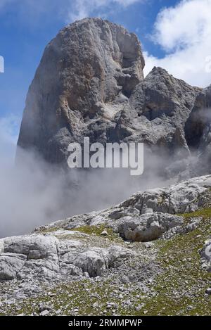 Naranjo de Bulnes (PICU Urriellu), Picos de Europa, n. Spanien. Wolkenwülste driften über ihre senkrechten Wände. Von Garganta (Schlucht) Hou sin Tierre. Stockfoto